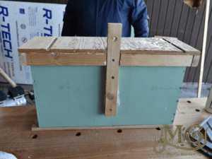 how to build a simple bee swarm trap or bait hive